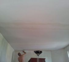 Plafond en cours d'enduit sur de la fibre de verre...