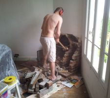 Démolition de la cheminée côté salon