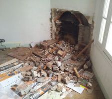 Démolition de la cheminée côté salon