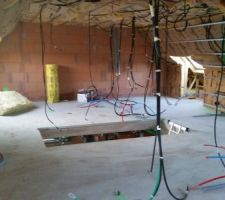 A l'étage, la pose de la laine de verre et la préparation pour le placo et l'électricité