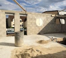 A l'&eacute;tage a gauche les 2 portes fen&ecirc;tres de notre chambre a droite la fen&ecirc;tre de la SDB