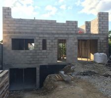 L'acc&egrave;s au S/sol avec l'isolation(goudron   drainage) qui n'&eacute;tait pas pr&eacute;vue au depart