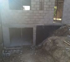 L'acc&egrave;s au S/sol avec l'isolation(goudron   drainage) qui n'&eacute;tait pas pr&eacute;vue au depart