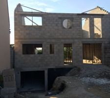 Notre maison S/sol   rdc   1 etage et les 2 pignons avant l'arret des travaux a cause des vacances