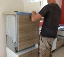 Lave-vaisselle en hauteur....en cours de montage... il n'y avait que le caisson du bas, tout le reste, ben, fallait l'inventer ;-)