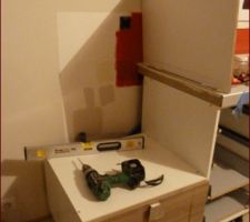 Lave-vaisselle en hauteur....en cours de montage... il n'y avait que le caisson du bas, tout le reste, ben, fallait l'inventer ;-)