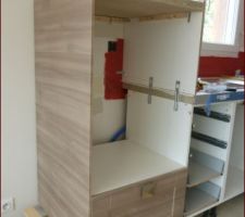 Lave-vaisselle en hauteur....en cours de montage... il n'y avait que le caisson du bas, tout le reste, ben, fallait l'inventer ;-)