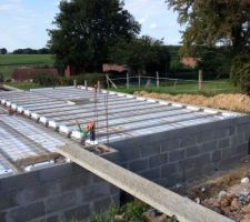 Le garage avec l entree du vide sanitaire et en dernier plan se sera le celier