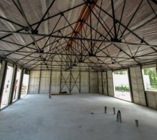 Maintenant que la couverture est en place, l'intérieur de la maison semble être un grand hangar vide.