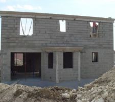 Élévation de l'étage avec mise en place des corniches. Vue arrière de la maison