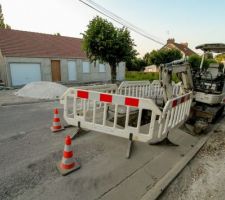 Travaux de la Lyonnaise des Eaux sur la partie publique. Les réseaux d'eau potable et d'assainissement se trouvent sur le côté opposé de la rue, ils creusent une tranchée pour assurer l'alimentation de la maison.