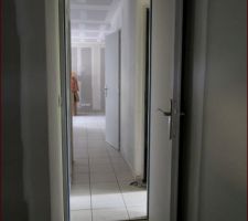 Vue depuis le dressing vers le couloir le jour de la remise des clés.
