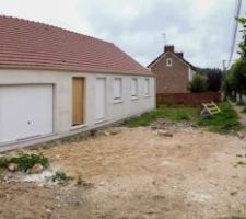 Quelques jours avant la livraison, la façade vient de recevoir sa première couche d'enduit.