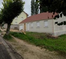 Première couche d'enduit extérieur sur les façades avant et arrière. Restent les pignons à enduire.