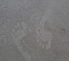 Traces de pieds sur la chape