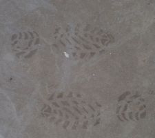 Traces de chaussures sur la chape