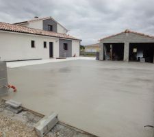 Ajout d'un garage et d'un parking devant la maison.