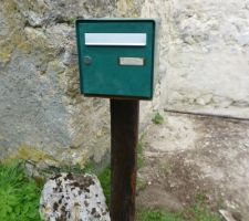 Un poil d'imagination/bricolage, une boite d'occasion, une vieille poutre et un gros caillou, nous voila avec une vrai boite au lettre