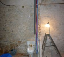 Après la destruction,place a la création plomberie et évacuation progresse rapidement.