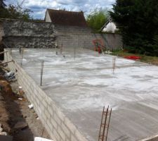 Après une journée très dur pour les ouvriers(de 08h00 du matin à 22h00 le soir), le plancher bas est fini.
ils ont coulé 107m2 avec un coltinage du sable à 90ml.
Ça prend forme.