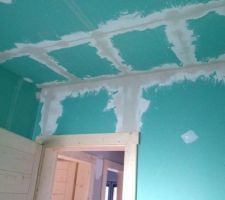 Bande a joint de la salle de bain faite par mon mari. F&eacute;licit&eacute; par les Roumains: "tu travaille bien mais trop lent!!!!! " forc&eacute;ment ils leur faut deux fois moins de temps!!!!