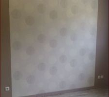 Tête de lit en papier peint de notre chambre avec peintre taupe et en face ivoire