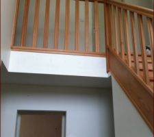 Et enfin hier nous avons vitrifié notre escalier première couche incolore brillant