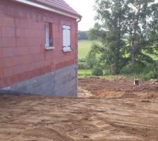 Vue du modelage de l'arrière de la construction, seulement le tuf sans remise des terres
