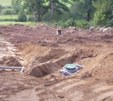 La cuve toutes eaux est mise en place mais pas encore totalement enterrée