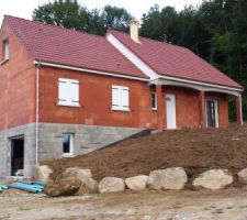 remise en place des terres sur l'avant avec une petit enrochement assez esthétique pour les retenir