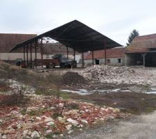 Notre grange &agrave; droite
et o&ugrave; y a le tas de gravats, se sera notre maison.
le hangar en t&ocirc;le doit &ecirc;tre elev&eacute;
