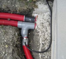 J'ai bricolé avec des raccords et réductions pvc d'évacuation pour protéger gaines électriques et tuyau d'eau.