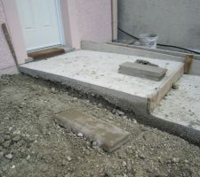 Escalier avant d&eacute;coffr&eacute;, pose des bordures b&eacute;ton en cours...