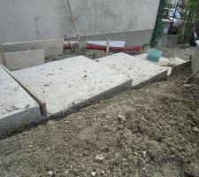 Escalier avant d&eacute;coffr&eacute;, pose des bordures b&eacute;ton en cours...
