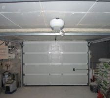 Installation du moteur pour la porte de garage en cours...