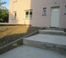 Pose des bordures b&eacute;ton et mise &agrave; niveau de la terre en cours...avant pose du gravier d&eacute;coratif.