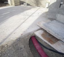 Ma petite gal&egrave;re de l'&eacute;t&eacute; : creuser sous la dalle pour rejoindre la buse du puisard, la trouer pour passer le tuyau et l'alimentation &eacute;lectrique de la pompe de relevage.