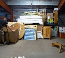 C'est parti pour vider le garde-meuble!! Et tout ça sans chariot élévateur (nos meubles étaient stockés sur une mezzanine d'un grand hangar...) - tout descendre à pied par l'escalier, pfiou!!