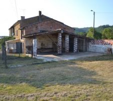 Apercu de mon terrain premier plan et premier pan de toit &agrave; demolir
vue de la maison voisine