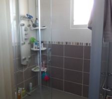 La douche, très très grande lol avec le carrelage murale pris au même endroit que le parquet et le carrelage du rez de chaussé