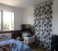 Notre chambre, pas encore fini question déco, ce n'est pas dans nos priorité. derrière le rideau se trouve le dressing.