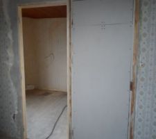 Vue de la chambre 2: ouverture pour passage par salle de jeux , fermeture vers la chambre 1