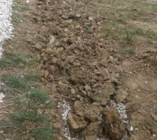 Gravier au-dessus du drain et on recouvre de terre ! On voit enfin la fin