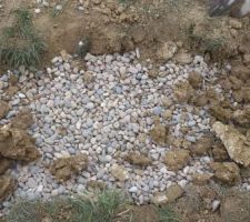Gravier au-dessus du drain et on recouvre de terre ! On voit enfin la fin