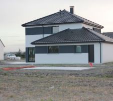 Vue arrière de la maison avec dalle pour futur abri de jardin