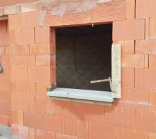 Les appuis de fenêtres sont posés, ici la salle de bain et le buanderie.