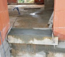 Seuil de la porte d'entrée fraichement coulé.