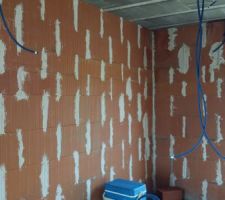 Finition sur les séparations des briques, ici la cuisine et cellier.