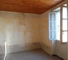 Chambre après décollage du papier peint