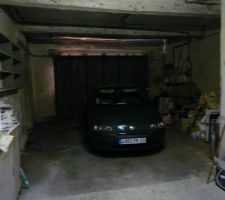 La partie garage, qui donne sur la rue.